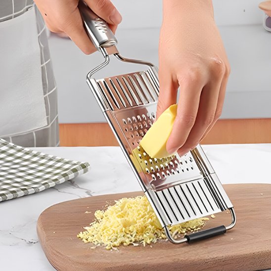 Coupe légumes utilisée pour râper du fromage et obtenir une préparation fine rapidement