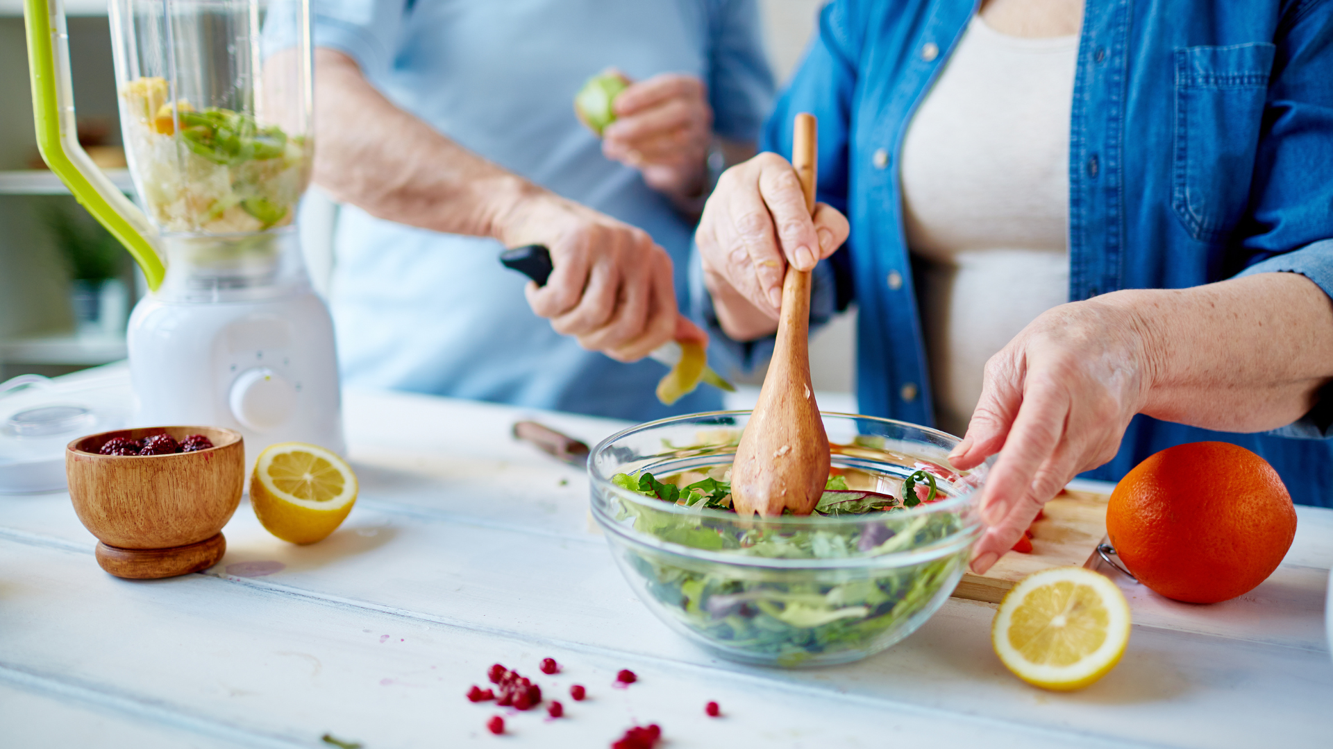 un coupe qui prépare une salade avec couteau et spatule