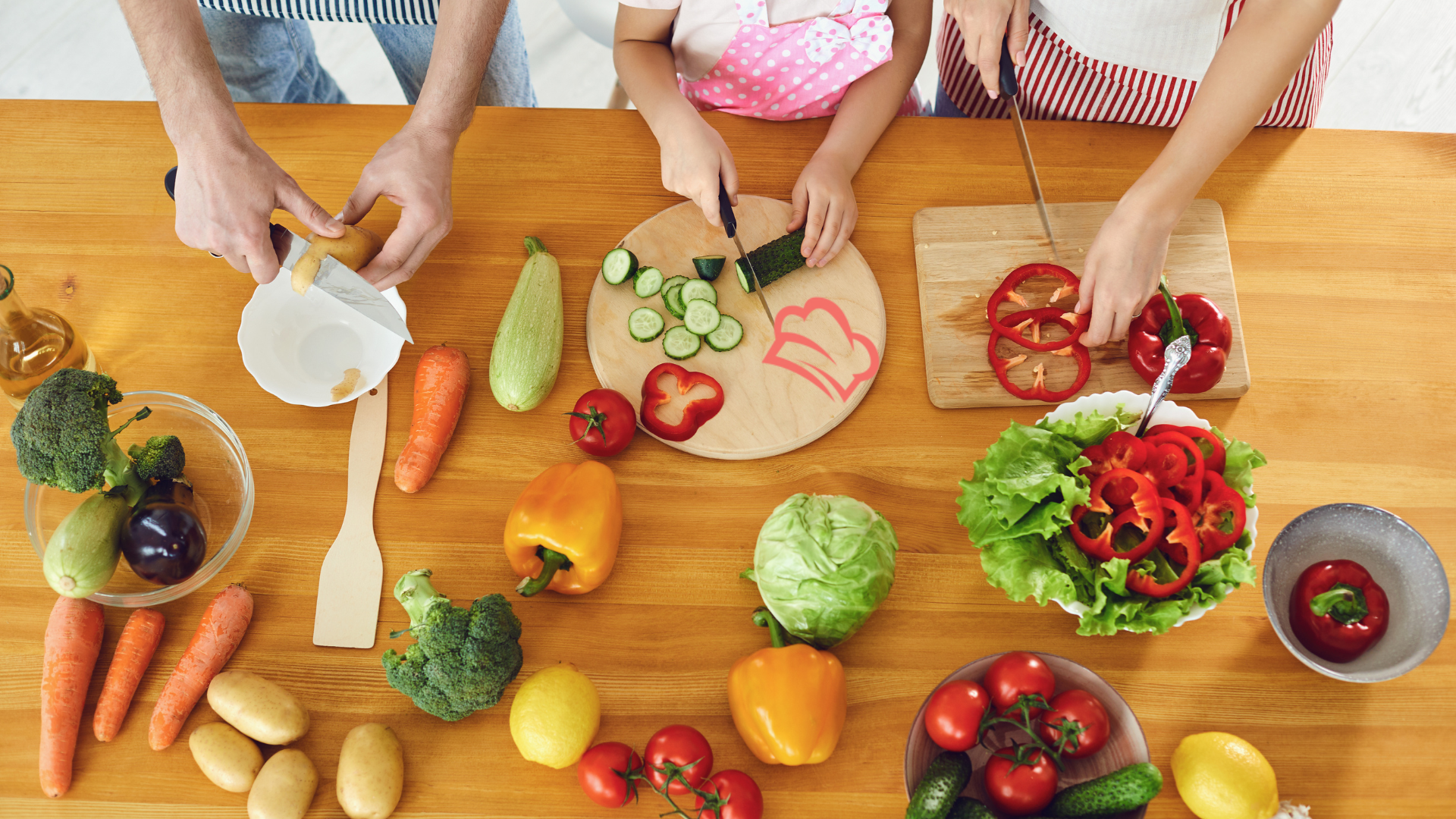 Enfants qui apprennent à découper avec couteaux de cuisine avec leurs maman plaisir de cuisiner ensemble