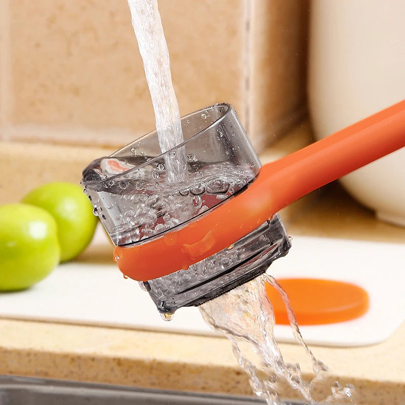 Éplucheur avec boîte de rangement, facile à nettoyer à l'eau courante ou au lave-vaisselle, doté d'une poignée avec trou pour un rangement suspendu et optimisé.