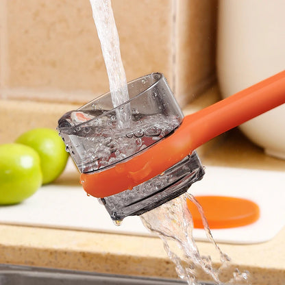 Éplucheur avec boîte de rangement, facile à nettoyer à l'eau courante ou au lave-vaisselle, doté d'une poignée avec trou pour un rangement suspendu et optimisé.