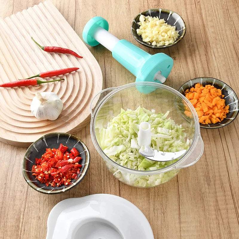 Hacher finement les chou , les carottes  et les piments, c'est un presse ail  c'est un hachoir manuel coupe légumes polyvalent.