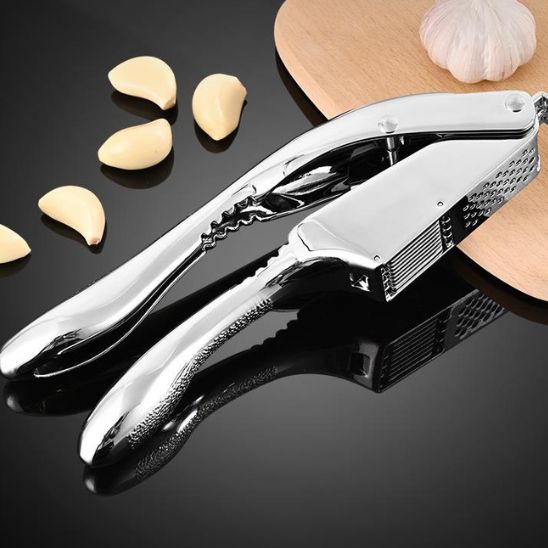  Presse Ail  en acier inoxydable avec design élégant et poignée ergonomique, parfait pour une cuisine moderne
