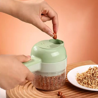 Coupe légumes électrique utilisée pour broyer des noix ou des noix dans un récipient transparent.