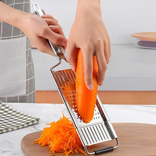  Coupe légumes râpant une carotte pour obtenir une préparation fine et rapide