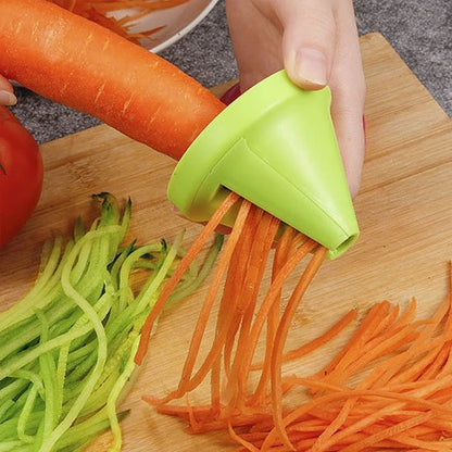 Coupe légumes spiraliseur manuel – spirales de carotte et courgette sur planche en bois pour une cuisine créative