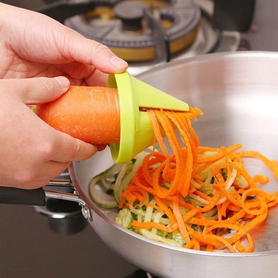Coupe légumes spiraliseur transformant une carotte en spirales fines pour une cuisson poêle rapide et saine