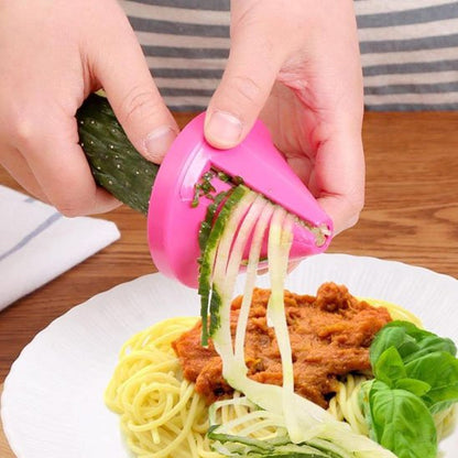 Coupe légumes spiraliseur manuel – spirales de concombre ajoutées à des spaghetti garnis de basilic pour une recette saine et créative