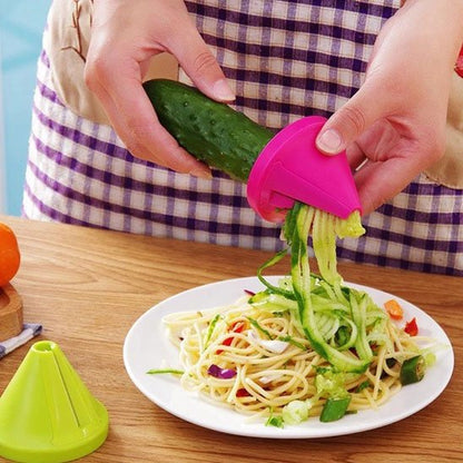 Coupe légumes spiraliseur manuel – spirales de concombre ajoutées à un plat de pâtes fraîches