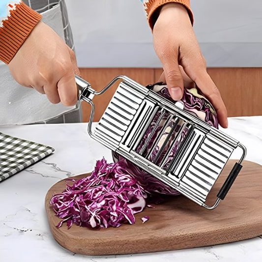 Coupe légumes utilisée pour trancher finement du chou rouge pour une préparation rapide et uniforme