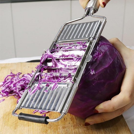 Coupe légumes utilisée pour trancher finement du chou rouge pour une préparation rapide et uniforme