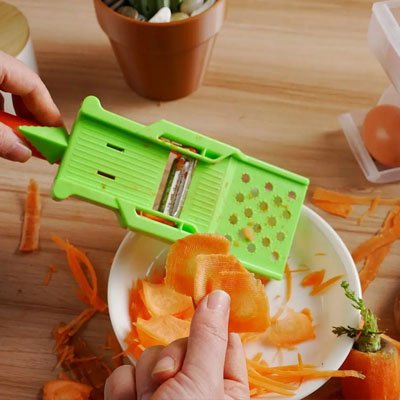 Éplucheur à légumes multifonction avec lame trancheuse, utilisé pour préparer rapidement des légumes en tranches fines