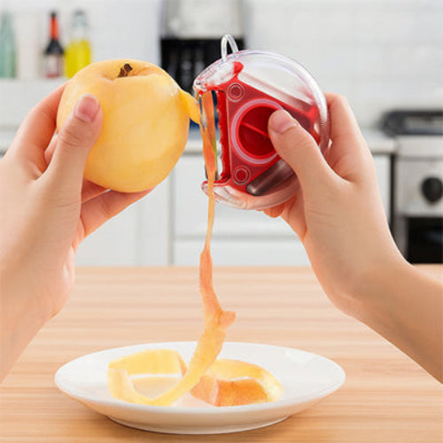 Éplucheur rouge 3‑en‑1 à lame tranchante utilisé pour peler un fruit jaune avec précision