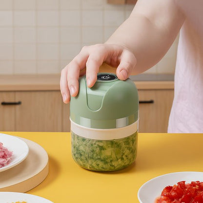 Hachoir électrique FineCut vert ouvert révélant des herbes fraîches finement hachées
