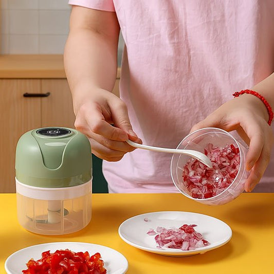Hachoir électrique avec oignons rouges finement hachés versés dans un bol en quelques secondes