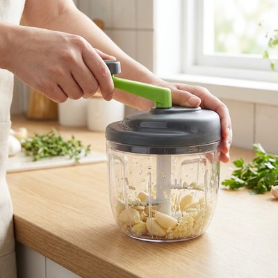 Hachoir manuel  manivelle utilisé pour couper des légumes frais dans une cuisine