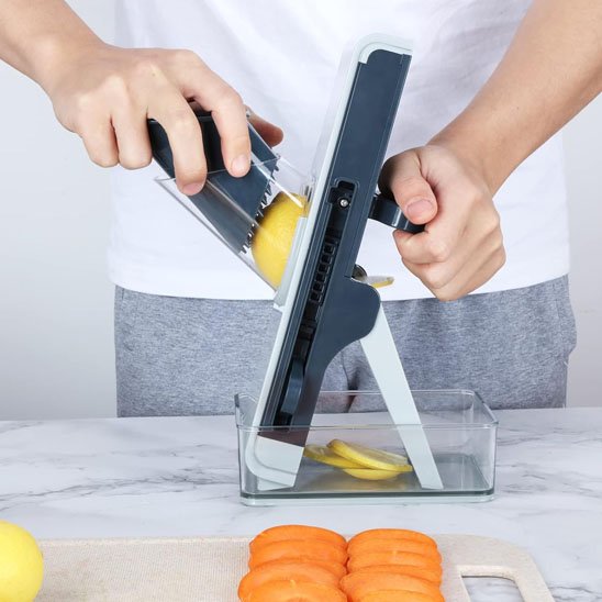Mandoline cuisine MultiChef Rapide utilisée pour couper des carottes avec précision et confort