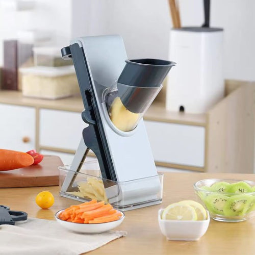 Mandoline cuisine MultiChef Rapide utilisée dans une cuisine moderne pour une découpe nette et rapide.