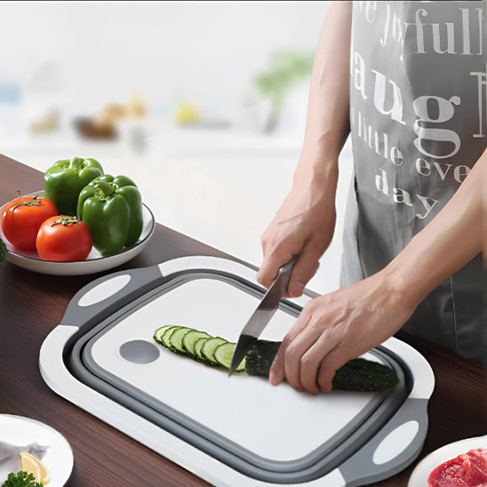Planche à découper de cuisine présentée sur un plan de travail pour couper les légumes