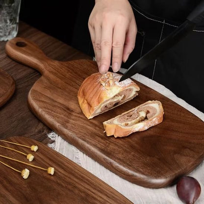 Planche à découper en bois foncé avec sandwich tranché