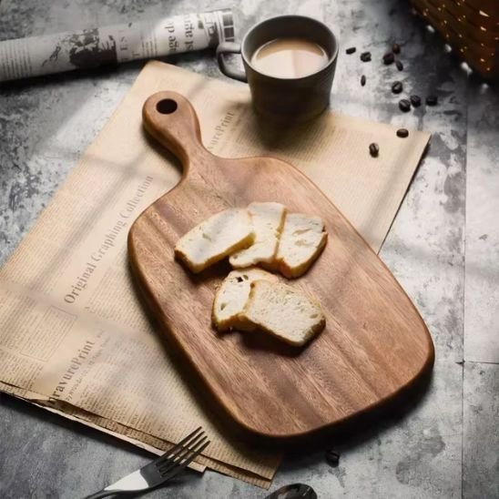 Planche à découper en bois foncé avec sandwich tranché