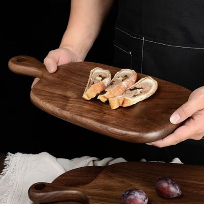 Planche à découper en bois servant de plateau de présentation