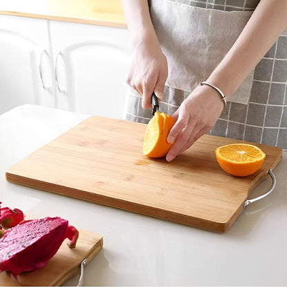 Planche à découper en bois utilisée pour couper une orange en tranches fines.