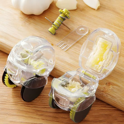 Deux presse-ails roulants transparents avec composants verts, l’un ouvert avec ail écrasé, l’autre fermé – outil de cuisine ergonomique avec brosse de nettoyage.