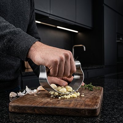 Presse ail inox professionnel utilisé dans une cuisine contemporaine