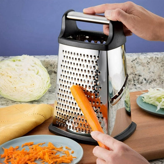 Râpe à carottes en action avec carottes et chou sur assiette bleue