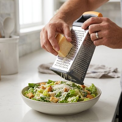 Râpe à fromage polyvalente pour gratins, salades et desserts en famille
