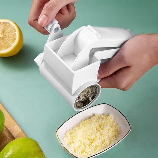 Râpe à fromage en inox utilisée pour râper finement du fromage frais au‑dessus d’un bol