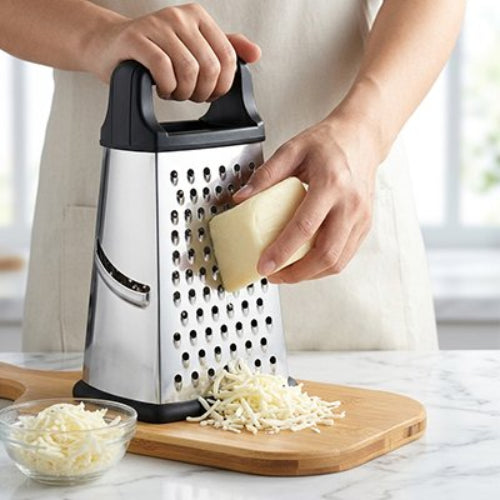 Râpe à fromage avec planche en bois avec fromage râpé fin