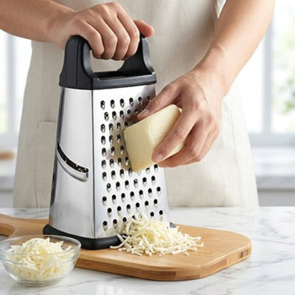 Râpe à fromage avec planche en bois avec fromage râpé fin