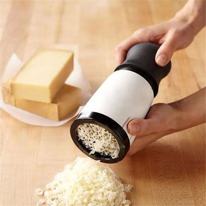 Râpe à fromage rotative blanche et noire utilisée pour râper du fromage sur surface en bois