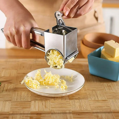 Râpe à fromage rotative en action, déposant du fromage fraîchement râpé sur une assiette blanche, dans une ambiance de cuisine chaleureuse