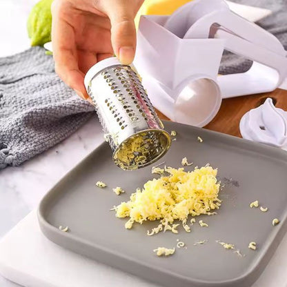 Râpe à fromage en inox premium servant à râper du fromage jaune sur une assiette grise pour une texture légère et homogène