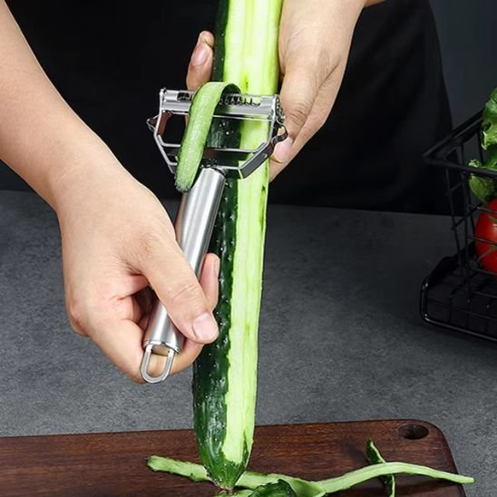 Râpe à légumes manuelle pour préparer des spirales de courgettes et rubans de concombres