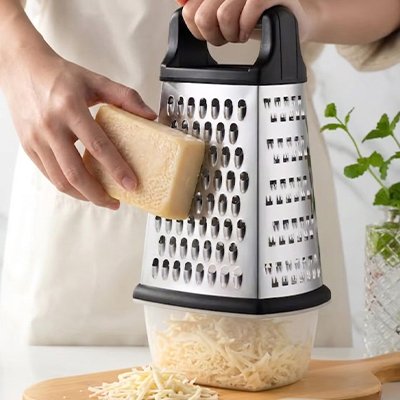 Râpe à fromage avec récipient  pour récupérer les aliments râpés
