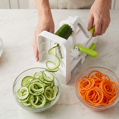 Spiraliseur de légumes avec spirales de carottes et courgettes colorées pour repas sains et créatifs